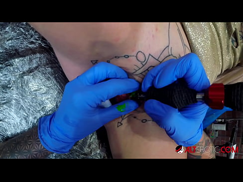 ❤️ Extremt tatuerade snyggingen Sully Savage fick en tatuering på sin klitoris ❤️ Porno at porn sv.teenactivewear.ru ☑